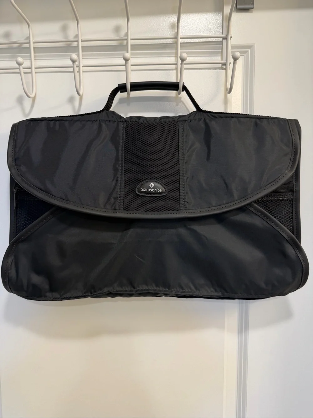 Samsonite Bi-Fold Garment Bag Black Lightweight Suit Jacket Travel Carrier